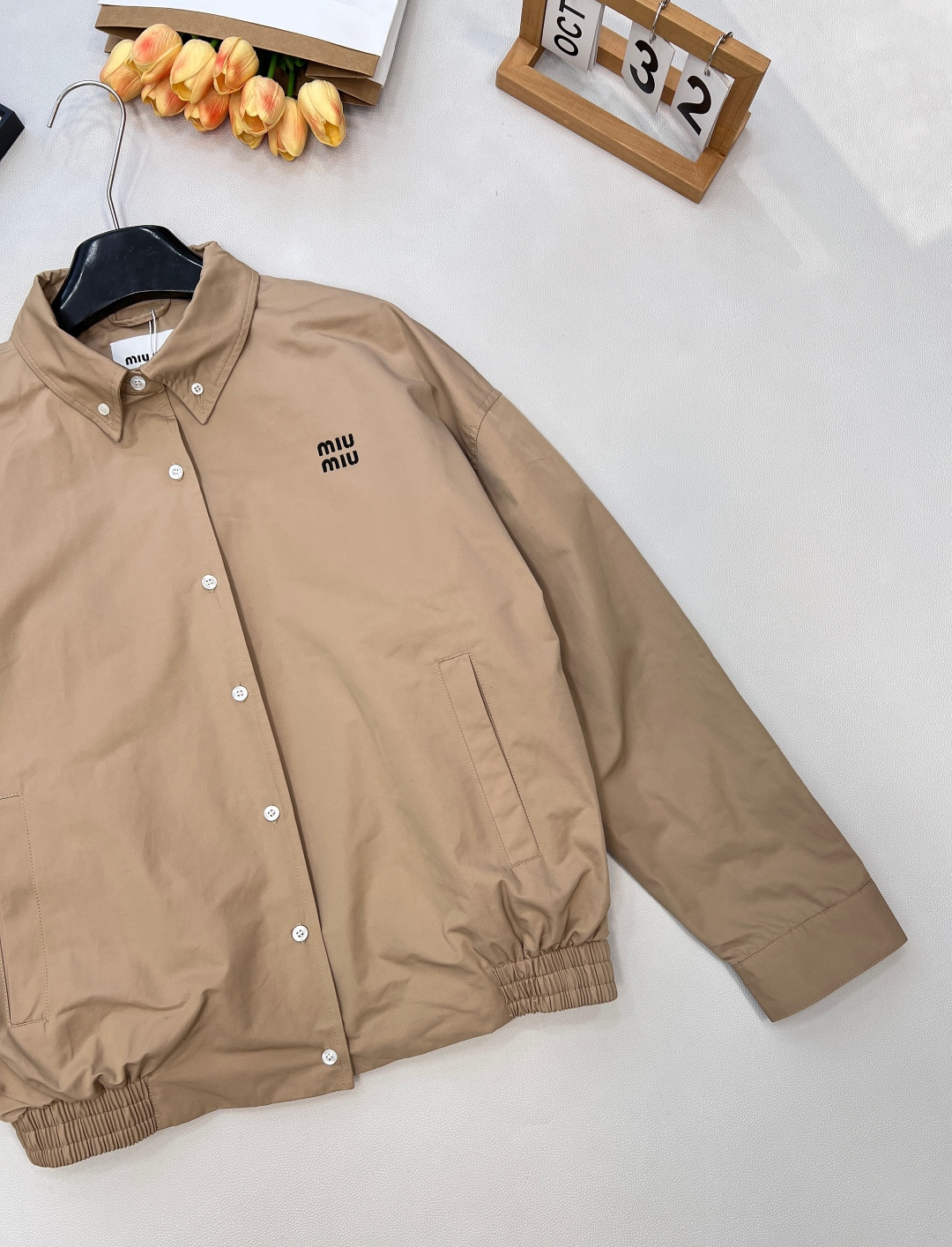 🆕miumiu新款棉质衬衫式夹克，全棉细斜纹碰撞涂层工艺的光泽，缪缪这款衬衫式夹克，重新定义轻奢。面料：