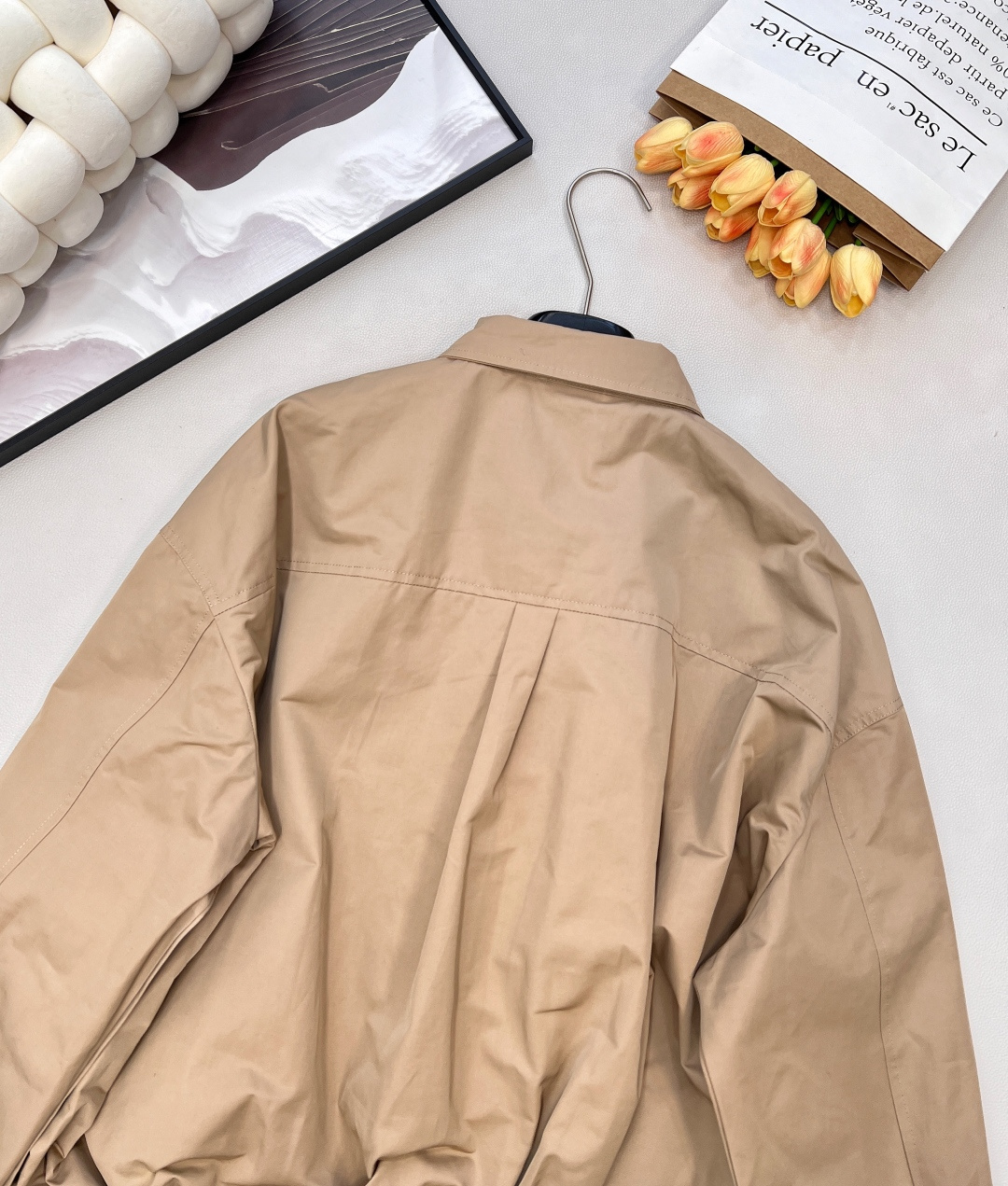 🆕miumiu新款棉质衬衫式夹克，全棉细斜纹碰撞涂层工艺的光泽，缪缪这款衬衫式夹克，重新定义轻奢。面料：