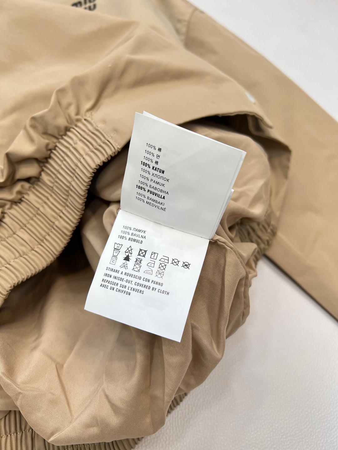 🆕miumiu新款棉质衬衫式夹克，全棉细斜纹碰撞涂层工艺的光泽，缪缪这款衬衫式夹克，重新定义轻奢。面料：