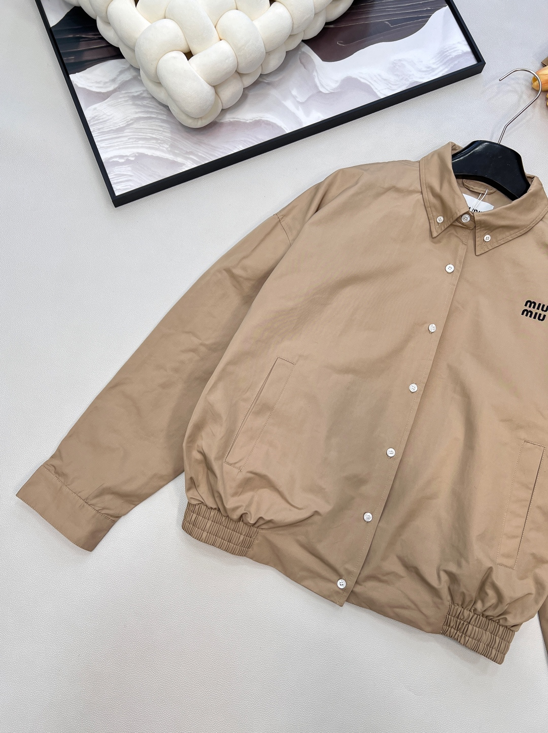 🆕miumiu新款棉质衬衫式夹克，全棉细斜纹碰撞涂层工艺的光泽，缪缪这款衬衫式夹克，重新定义轻奢。面料：