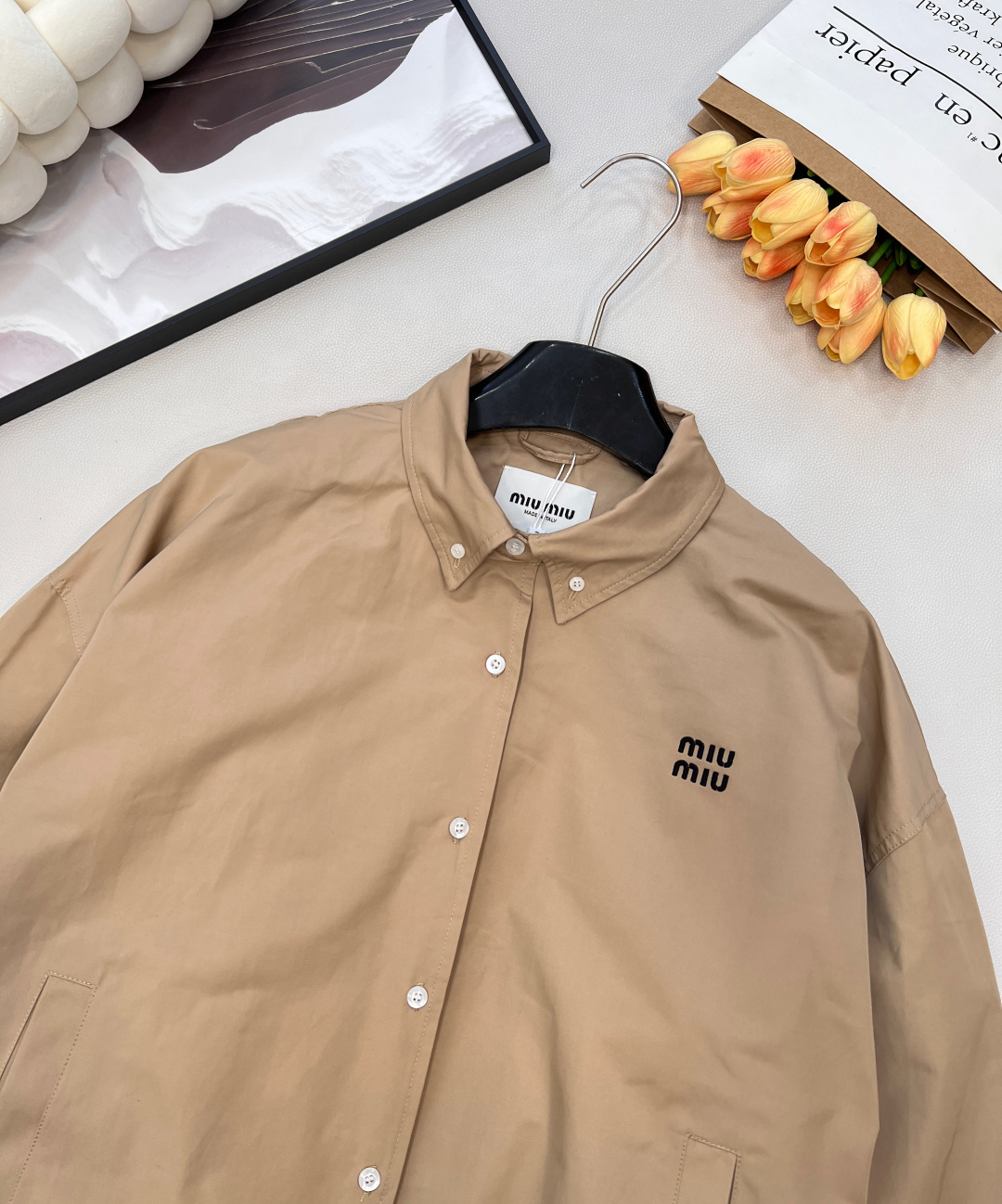 🆕miumiu新款棉质衬衫式夹克，全棉细斜纹碰撞涂层工艺的光泽，缪缪这款衬衫式夹克，重新定义轻奢。面料：