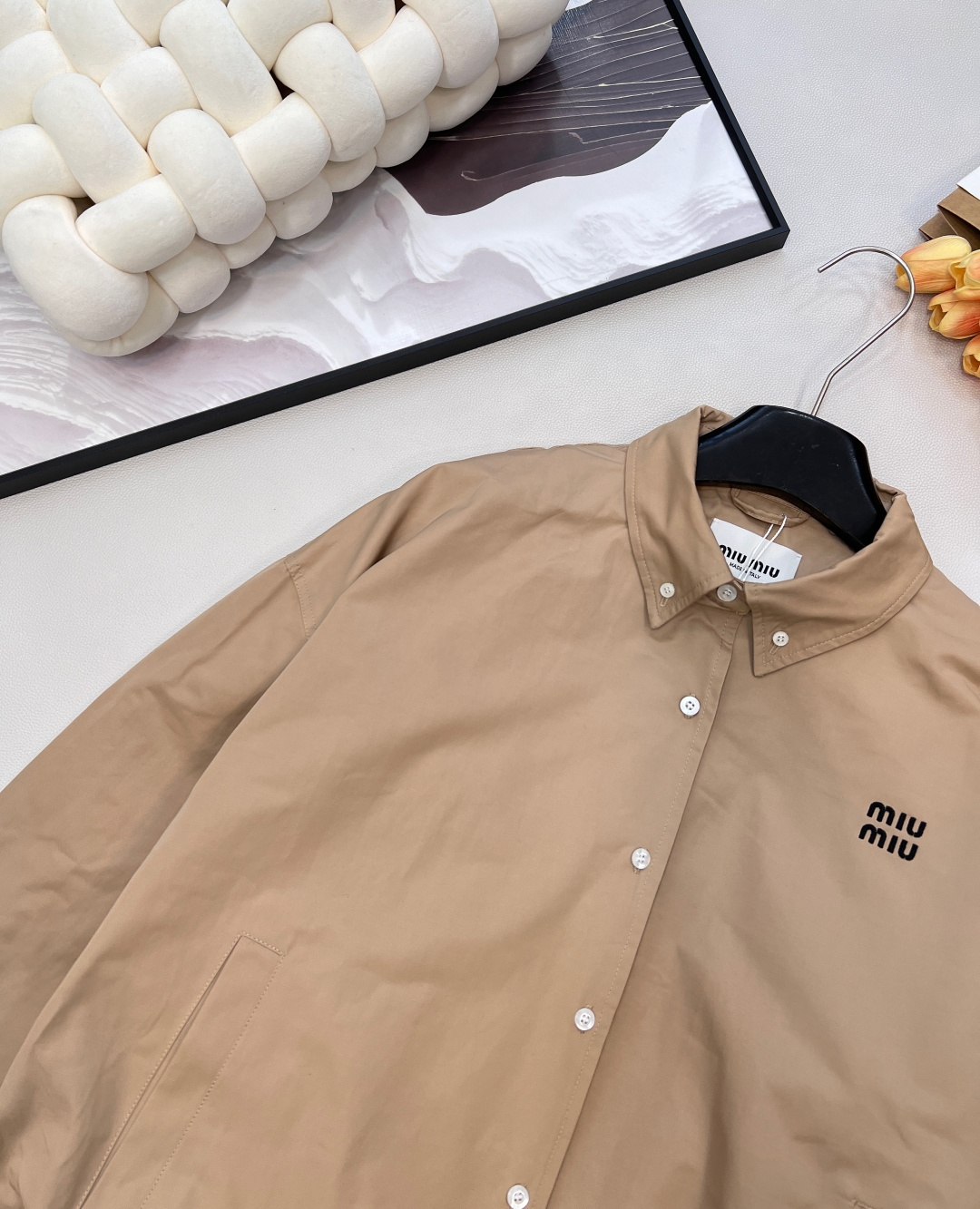 🆕miumiu新款棉质衬衫式夹克，全棉细斜纹碰撞涂层工艺的光泽，缪缪这款衬衫式夹克，重新定义轻奢。面料：