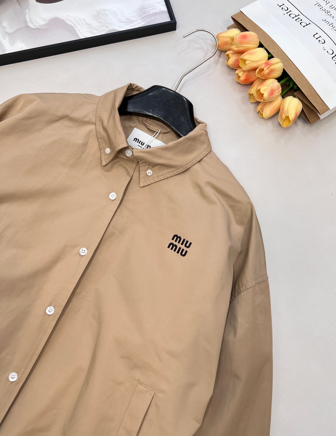 🆕miumiu新款棉质衬衫式夹克，全棉细斜纹碰撞涂层工艺的光泽，缪缪这款衬衫式夹克，重新定义轻奢。面料：