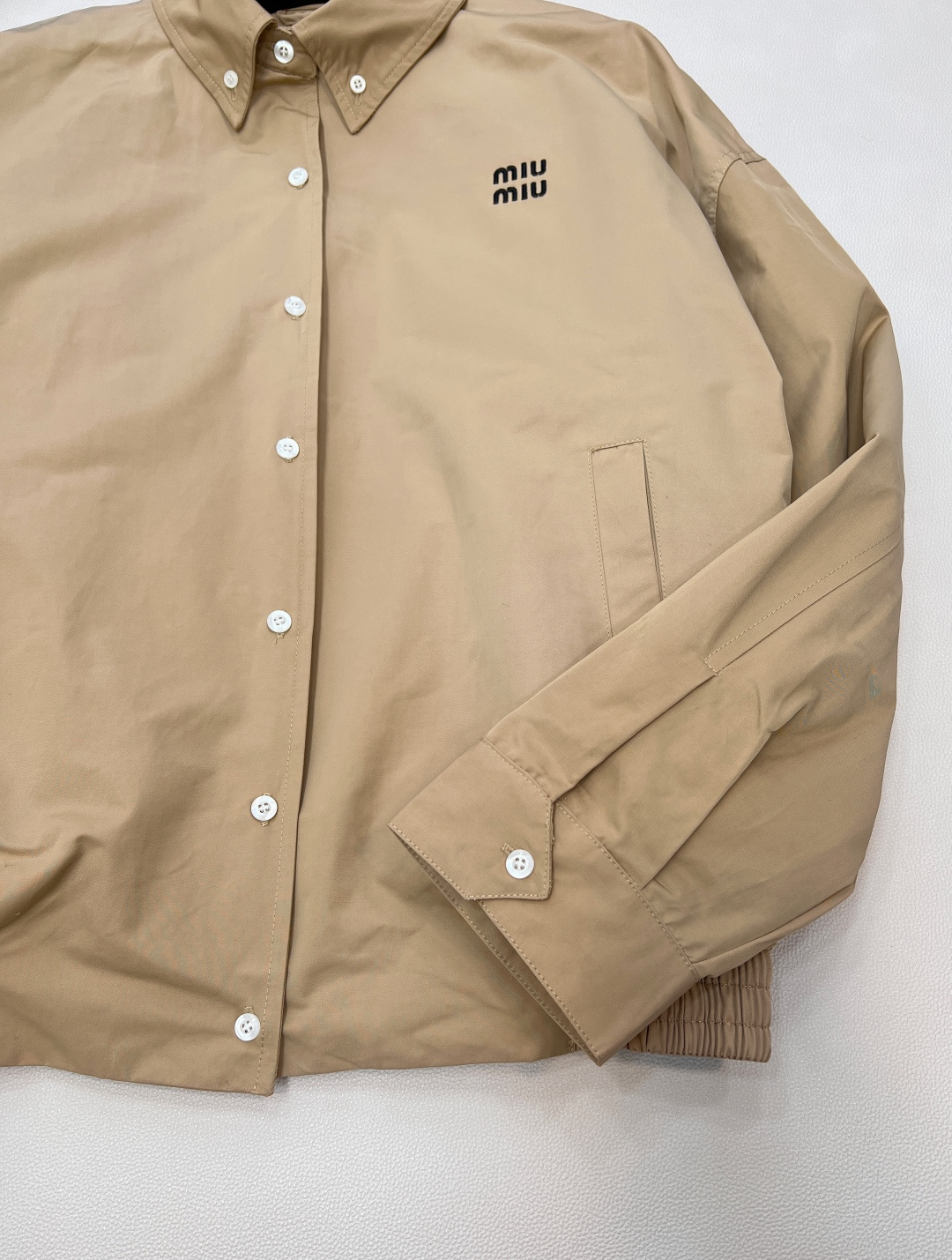 🆕miumiu新款棉质衬衫式夹克，全棉细斜纹碰撞涂层工艺的光泽，缪缪这款衬衫式夹克，重新定义轻奢。面料：