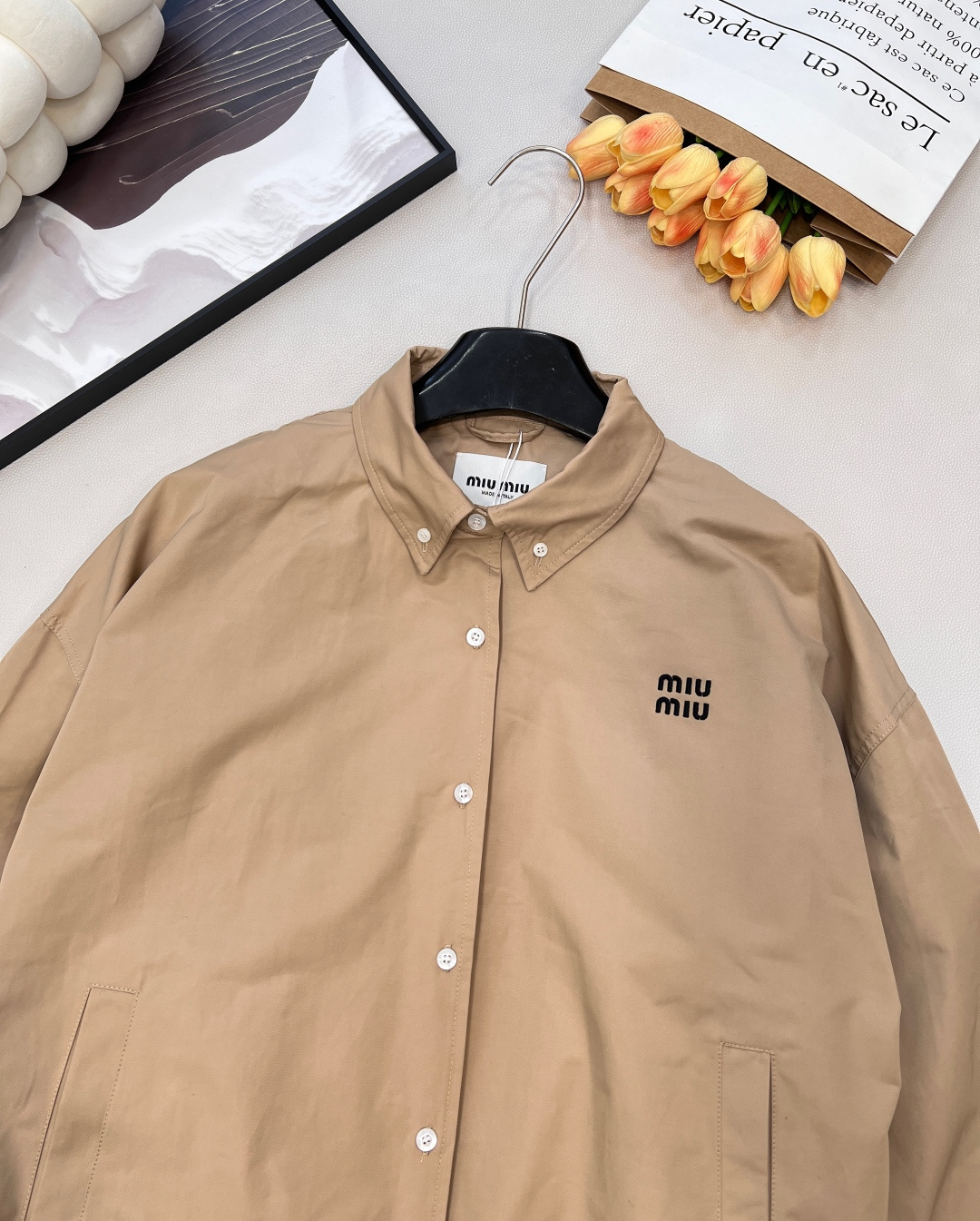 🆕miumiu新款棉质衬衫式夹克，全棉细斜纹碰撞涂层工艺的光泽，缪缪这款衬衫式夹克，重新定义轻奢。面料：