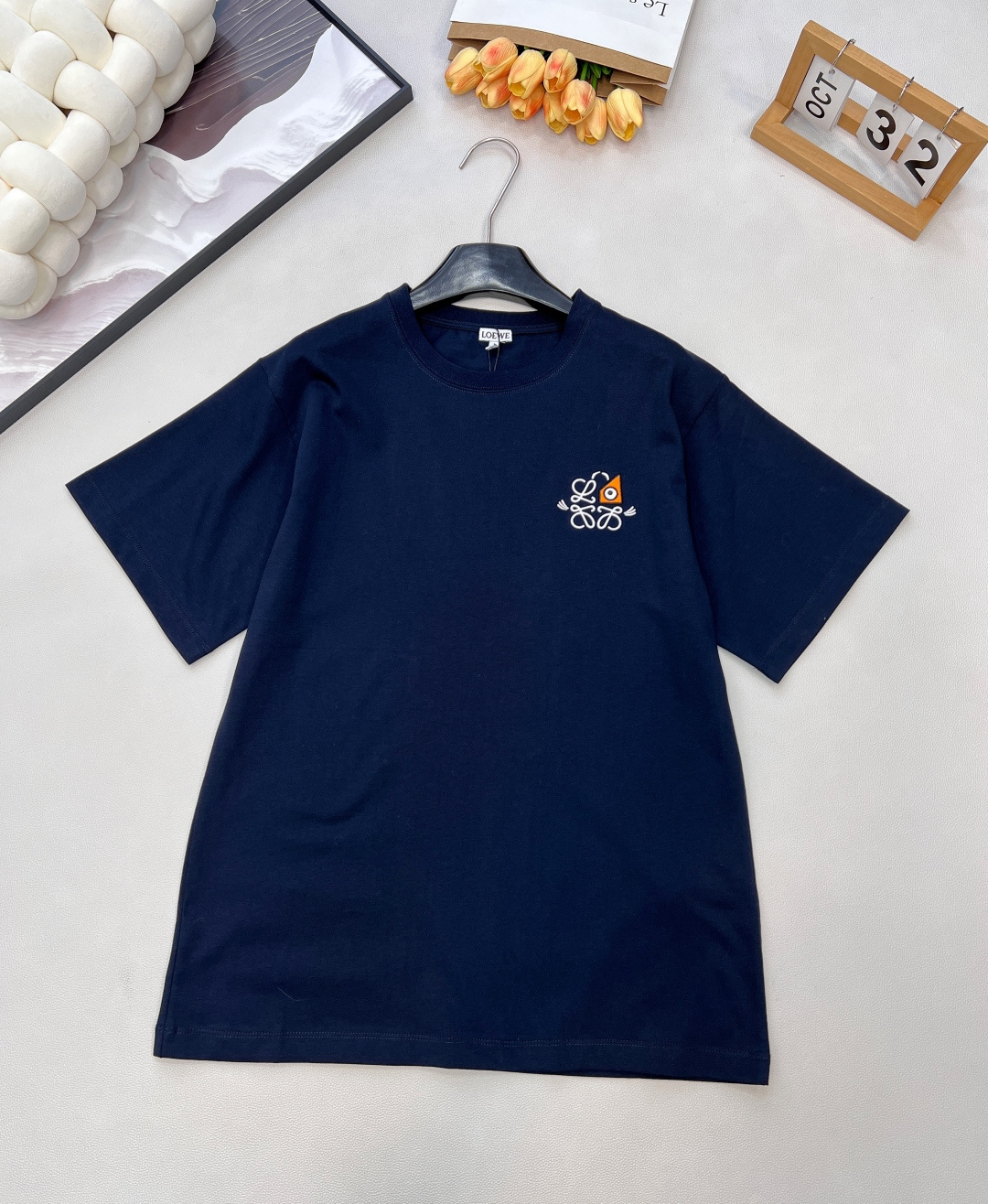 NO:610511,Loewe2025 new round neck embroidered totem,LoewLouis  wain co-branded series # Customized YB native cotton material, breathable and comfortable, full of texture, loose short-sleeved T-shirt cut, highlighting the brand style, made of heavyweight pure cotton, full of drape, showing a slim and fashionable dressing effect. The embroidery process is used on the chest to outline the iconic black kitten totem logo, strengthening the brand identity, fashionable and high-end, creating a personalized style, fashionable and relaxed, and stylish when worn alone. Customized surface accessories, complete three labels, large shipments  Size sml code,,louis vuitton,loewe,T-shirt,tees,t-shirt,alexander wang19860909Loewe2025新款圆领刺绣图腾,LoewLouis wain联名系列#定制YB原生全棉材质,透气舒适,质感十足,宽松短袖T恤裁剪,凸显品牌格调,采用克重纯棉制成,垂坠感十足,呈现显瘦时尚穿搭效果,胸前利用刺绣工艺,勾勒出黑色小猫标志性图腾徽标,加强品牌标识度,时尚高级感立现,打造个性风格,时髦松弛,单穿内搭都出彩时髦.定制面辅料 ,三标齐全,大货出 尺码sml 编码,,louis vuitton,loewe,T-shirt,tees，t-shirt,alexander wang,Women's clothing