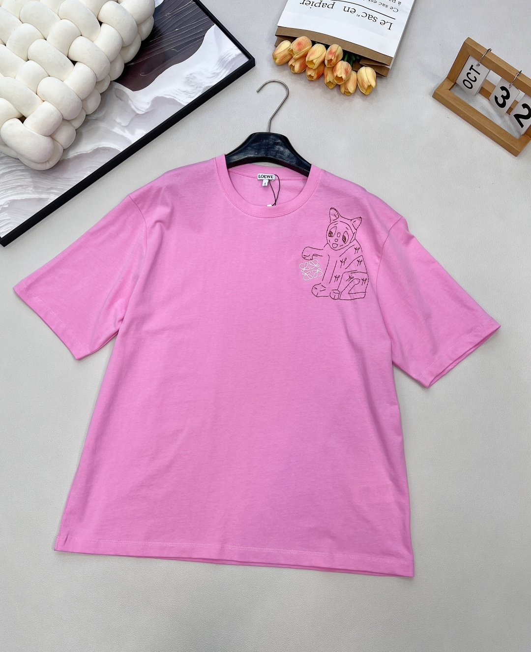 NO:610499,Loewe2025 new round neck embroidered cat, LoewLouis  wain co-branded series # Customized YB native cotton material, breathable and comfortable, full of texture, loose short-sleeved T-shirt cut, highlighting the brand style, made of heavyweight pure cotton, full of drape, slim and fashionable to wear, embroidery technology is used on the chest to outline the childish pattern of the kitten playing totem logo, the style is lively, while strengthening the brand identity, the sense of fashion and high-end is immediately present, creating a personalized style, fashionable and relaxed, and stylish when worn alone or inside. Customized surface accessories  Three standards are complete, large quantities are shipped, size SML code L, Louis Vuitton, Loewe, T-shirt, Tees, T-shirt, Alexander Wang19860909Loewe2025新款圆领刺绣猫咪,LoewLouis wain联名系列#定制YB原生全棉材质,透气舒适,质感十足,宽松短袖T恤裁剪,凸显品牌格调,采用克重纯棉制成,垂坠感十足,穿搭显瘦时尚,胸前利用刺绣工艺,勾勒出小猫玩耍图腾徽标的童趣图案,风格活泼,同时加强品牌标识度,时尚高级感立现,打造个性风格,时髦松弛,单穿内搭都出彩时髦.定制面辅料 三标齐全,大货出 尺码sml 编码L,,louis vuitton,loewe,T-shirt,tees，t-shirt,alexander wang,Women's clothing