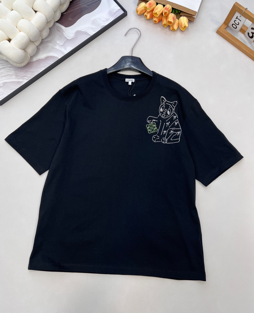 NO:610487,Loewe2025 new round neck embroidered cat, LoewLouis  wain co-branded series # Customized YB native cotton material, breathable and comfortable, full of texture, loose short-sleeved T-shirt cut, highlighting the brand style, made of heavyweight pure cotton, full of drape, slim and fashionable to wear, embroidery technology is used on the chest to outline the childish pattern of the kitten playing totem logo, the style is lively, while strengthening the brand identity, the sense of fashion and high-end is immediately present, creating a personalized style, fashionable and relaxed, and stylish when worn alone or inside. Customized surface accessories  Three standards are complete, large quantities are shipped, size SML code L, Louis Vuitton, Loewe, T-shirt, Tees, T-shirt, Alexander Wang19860909Loewe2025新款圆领刺绣猫咪,LoewLouis wain联名系列#定制YB原生全棉材质,透气舒适,质感十足,宽松短袖T恤裁剪,凸显品牌格调,采用克重纯棉制成,垂坠感十足,穿搭显瘦时尚,胸前利用刺绣工艺,勾勒出小猫玩耍图腾徽标的童趣图案,风格活泼,同时加强品牌标识度,时尚高级感立现,打造个性风格,时髦松弛,单穿内搭都出彩时髦.定制面辅料 三标齐全,大货出 尺码sml 编码L,,louis vuitton,loewe,T-shirt,tees，t-shirt,alexander wang,Women's clothing