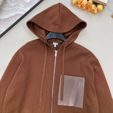 🆕LOEWE新款小标皮革贴袋毛衣开衫,混纺毛料织造、皮革胸前贴袋、胸前口袋有 Anagram 压纹、正面 🆕LOEWE新款小标皮革贴袋毛衣开衫,混纺毛料织造、皮革胸前贴袋、胸前口袋有 Anagram 压纹、正面