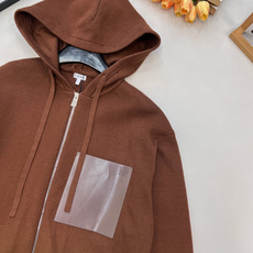 🆕LOEWE新款小标皮革贴袋毛衣开衫,混纺毛料织造、皮革胸前贴袋、胸前口袋有 Anagram 压纹、正面 🆕LOEWE新款小标皮革贴袋毛衣开衫,混纺毛料织造、皮革胸前贴袋、胸前口袋有 Anagram 压纹、正面