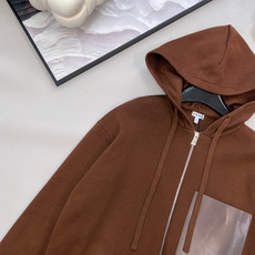 🆕LOEWE新款小标皮革贴袋毛衣开衫,混纺毛料织造、皮革胸前贴袋、胸前口袋有 Anagram 压纹、正面 🆕LOEWE新款小标皮革贴袋毛衣开衫,混纺毛料织造、皮革胸前贴袋、胸前口袋有 Anagram 压纹、正面