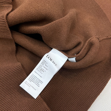 🆕LOEWE新款小标皮革贴袋毛衣开衫,混纺毛料织造、皮革胸前贴袋、胸前口袋有 Anagram 压纹、正面 🆕LOEWE新款小标皮革贴袋毛衣开衫,混纺毛料织造、皮革胸前贴袋、胸前口袋有 Anagram 压纹、正面