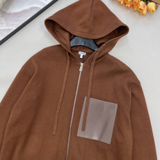 🆕LOEWE新款小标皮革贴袋毛衣开衫,混纺毛料织造、皮革胸前贴袋、胸前口袋有 Anagram 压纹、正面 🆕LOEWE新款小标皮革贴袋毛衣开衫,混纺毛料织造、皮革胸前贴袋、胸前口袋有 Anagram 压纹、正面
