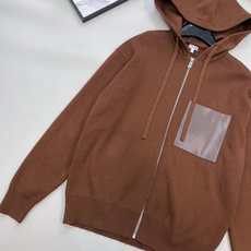 🆕LOEWE新款小标皮革贴袋毛衣开衫,混纺毛料织造、皮革胸前贴袋、胸前口袋有 Anagram 压纹、正面 🆕LOEWE新款小标皮革贴袋毛衣开衫,混纺毛料织造、皮革胸前贴袋、胸前口袋有 Anagram 压纹、正面