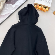 🆕LOEWE新款小标皮革贴袋毛衣开衫,混纺毛料织造、皮革胸前贴袋、胸前口袋有 Anagram 压纹、正面 🆕LOEWE新款小标皮革贴袋毛衣开衫,混纺毛料织造、皮革胸前贴袋、胸前口袋有 Anagram 压纹、正面