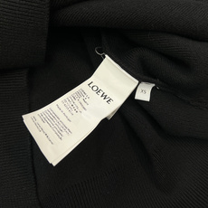 🆕LOEWE新款小标皮革贴袋毛衣开衫,混纺毛料织造、皮革胸前贴袋、胸前口袋有 Anagram 压纹、正面 🆕LOEWE新款小标皮革贴袋毛衣开衫,混纺毛料织造、皮革胸前贴袋、胸前口袋有 Anagram 压纹、正面