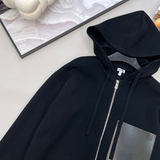 🆕LOEWE新款小标皮革贴袋毛衣开衫,混纺毛料织造、皮革胸前贴袋、胸前口袋有 Anagram 压纹、正面 🆕LOEWE新款小标皮革贴袋毛衣开衫,混纺毛料织造、皮革胸前贴袋、胸前口袋有 Anagram 压纹、正面