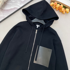 🆕LOEWE新款小标皮革贴袋毛衣开衫,混纺毛料织造、皮革胸前贴袋、胸前口袋有 Anagram 压纹、正面 🆕LOEWE新款小标皮革贴袋毛衣开衫,混纺毛料织造、皮革胸前贴袋、胸前口袋有 Anagram 压纹、正面