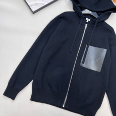 🆕LOEWE新款小标皮革贴袋毛衣开衫,混纺毛料织造、皮革胸前贴袋、胸前口袋有 Anagram 压纹、正面 🆕LOEWE新款小标皮革贴袋毛衣开衫,混纺毛料织造、皮革胸前贴袋、胸前口袋有 Anagram 压纹、正面