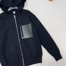 🆕LOEWE新款小标皮革贴袋毛衣开衫,混纺毛料织造、皮革胸前贴袋、胸前口袋有 Anagram 压纹、正面 🆕LOEWE新款小标皮革贴袋毛衣开衫,混纺毛料织造、皮革胸前贴袋、胸前口袋有 Anagram 压纹、正面