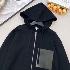 🆕LOEWE新款小标皮革贴袋毛衣开衫,混纺毛料织造、皮革胸前贴袋、胸前口袋有 Anagram 压纹、正面 🆕LOEWE新款小标皮革贴袋毛衣开衫,混纺毛料织造、皮革胸前贴袋、胸前口袋有 Anagram 压纹、正面