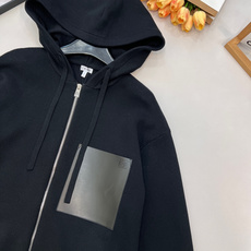 🆕LOEWE新款小标皮革贴袋毛衣开衫,混纺毛料织造、皮革胸前贴袋、胸前口袋有 Anagram 压纹、正面 🆕LOEWE新款小标皮革贴袋毛衣开衫,混纺毛料织造、皮革胸前贴袋、胸前口袋有 Anagram 压纹、正面
