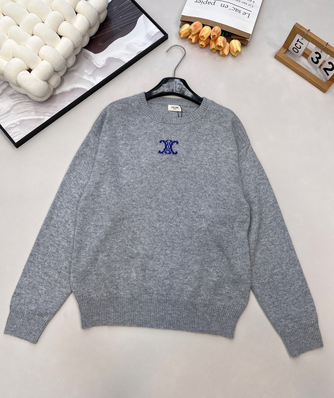 NO:611433,CELINE small logo Arc de Triomphe round neck half-knit sweater, interpreting French elegance. The classic Arc de Triomphe logo is embellished on the round neck sweater with exquisite embroidery, revealing luxury in a low-key manner. The delicate fabric and soft touch bring a comfortable wearing experience.  Simple but not simple, with exquisite embroidered logo, Celine small embroidered Arc de Triomphe turtleneck half-zip sweater shows your extraordinary taste. Round neck design, warm and comfortable, half-zip style, easy to put on and take off. Whether it is daily commuting or casual gatherings, it can make you the focus of the crowd. A must-have base sweater for lazy old money style. Wool fabric, comfortable to touch, with Arc de Triomphe wool matte line embroidery embellishment on the chest, casual and lazy.  Same style for men and women, complete with three standards, size sml code, celine, sweaters, alexander wang19860909CELINE 小徽标凯旋门圆领半针织毛衣,演绎法式优雅 经典的凯旋门logo,以精致刺绣点缀于圆领毛衣之上,低调中透露着奢华.细腻的面料,柔软的触感,带来舒适的穿着体验. 简约而不简单,搭配精致的刺绣logo,Celine小刺绣凯旋门高领半拉链毛衣,彰显你的非凡品味.圆领设计,保暖舒适,半拉链款式,方便穿脱.无论是日常通勤还是休闲聚会,都能让你成为人群焦点. 慵懒老钱风必备打底毛衣 羊毛面料,触感舒适贴肤,胸前凯旋门羊毛哑光线刺绣点缀,随性搭配 慵懒自恰 男女同款,三标齐全 尺码sml 编码,,celine,sweaters,alexander wang,Women's clothing