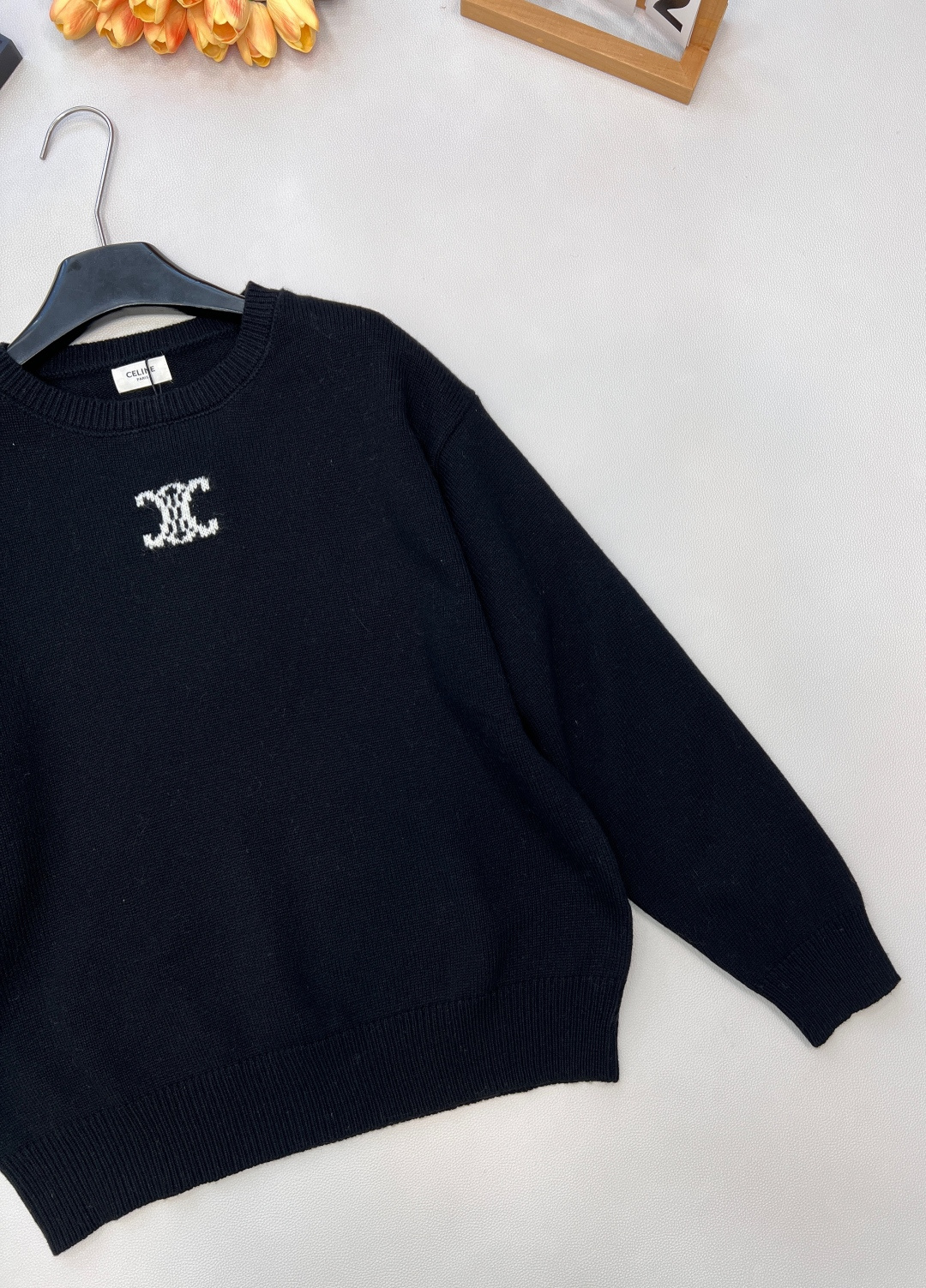 🆕 CELINE 小徽标凯旋门圆领半针织毛衣，演绎法式优雅经典的凯旋门logo，以精致刺绣点缀于圆领毛衣