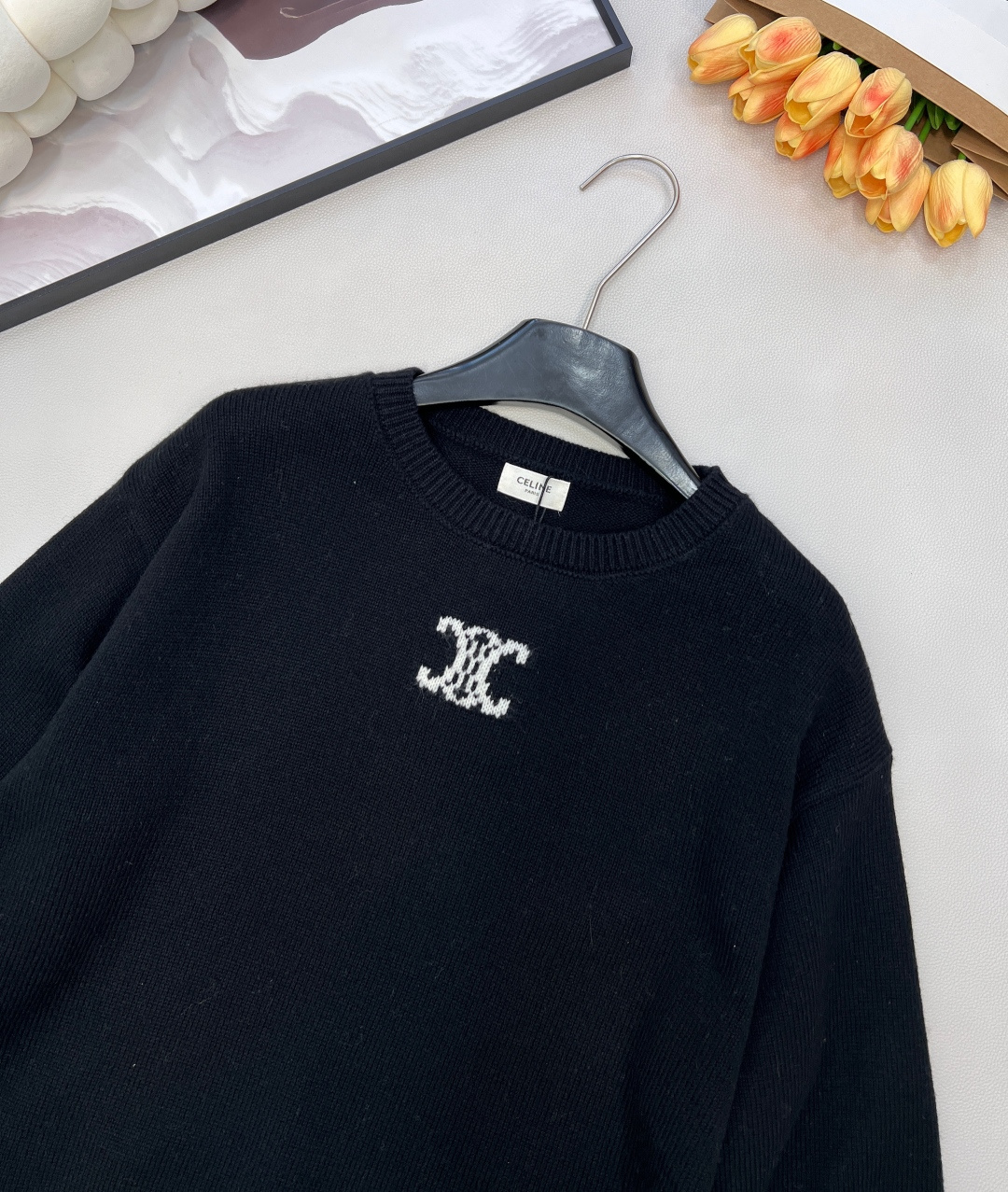 🆕 CELINE 小徽标凯旋门圆领半针织毛衣，演绎法式优雅经典的凯旋门logo，以精致刺绣点缀于圆领毛衣
