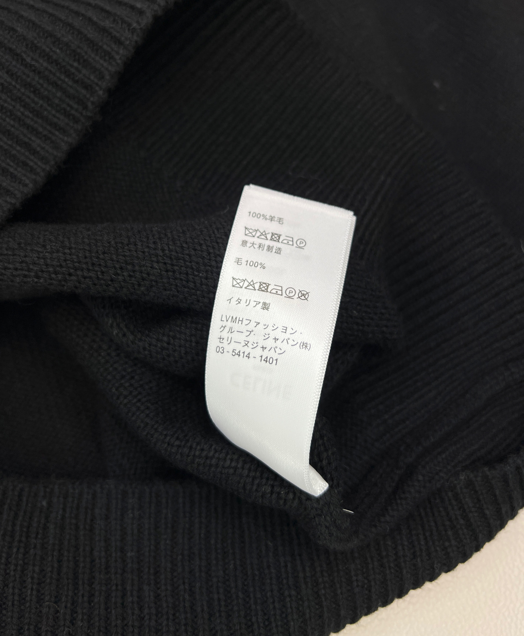 🆕 CELINE 小徽标凯旋门圆领半针织毛衣，演绎法式优雅经典的凯旋门logo，以精致刺绣点缀于圆领毛衣