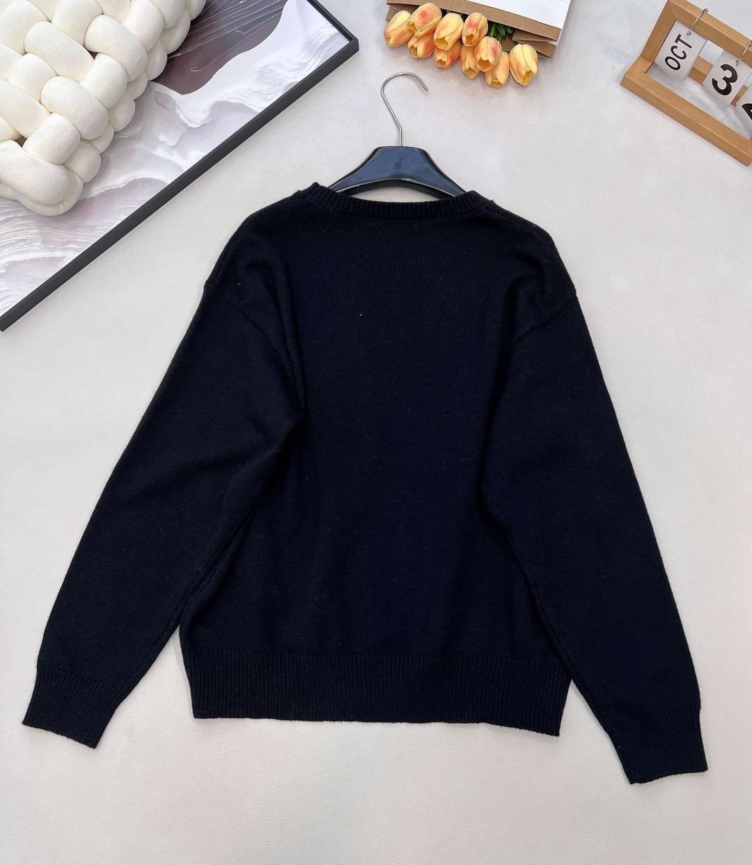 🆕 CELINE 小徽标凯旋门圆领半针织毛衣，演绎法式优雅经典的凯旋门logo，以精致刺绣点缀于圆领毛衣