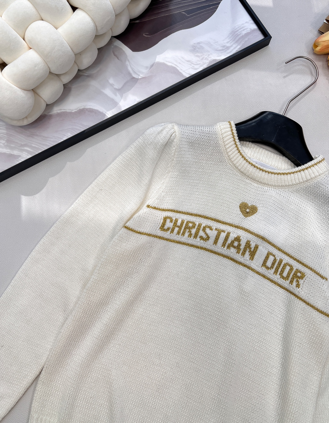 🆕 DIOR 新款爱心字母提花羊毛针织衫毛衣星光织就的温柔，优雅与浪漫的邂逅以细腻的羊毛羊绒面料与精致的