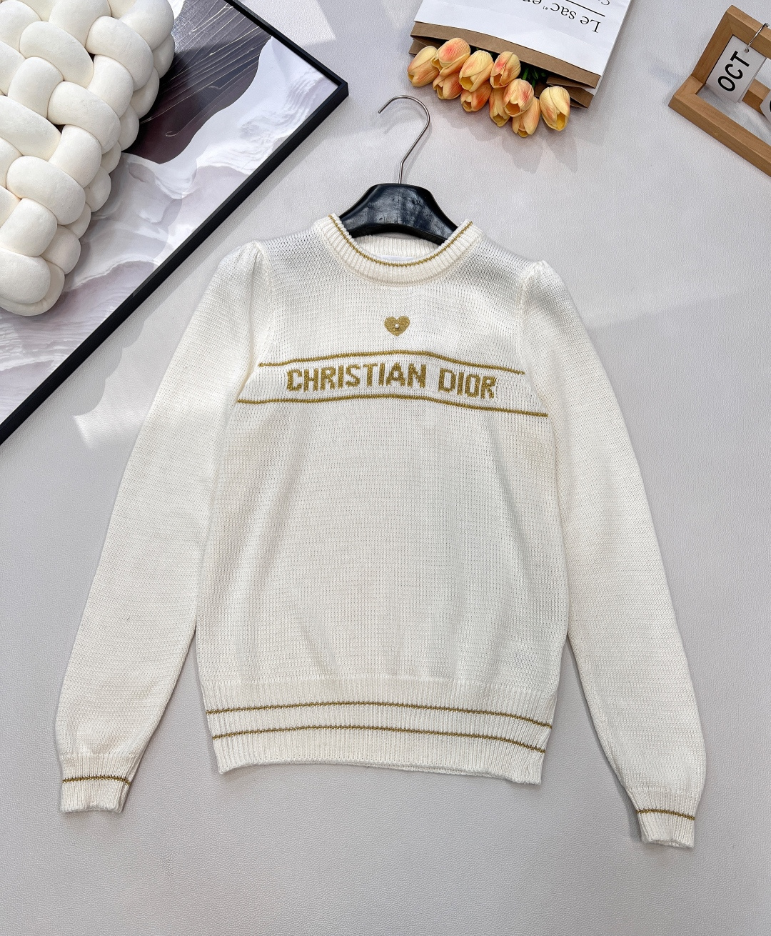 NO:611421,DIOR's new love letter jacquard wool sweater is an encounter of gentleness, elegance and romance woven by starlight. It uses delicate wool cashmere fabric and exquisite love patterns to interpret the brand's consistent elegance and romance. The pure white tone, combined with unique love elements, seems to have the starlight in the night sky woven into the clothes, warm and yet agile. Whether it is daily wear or special occasions, it can add a touch of high-end gentleness to you.  The iconic letter love jacquard pattern shows Dior's unique design aesthetics, revealing luxury in a low-key manner. The white sweater has its own gentle filter, and when paired with a skirt or wide-leg pants, it instantly enhances the elegance and is suitable for dates or afternoon tea. Complete with three standards and two colors. Sizes sml code, dior, skirts, sweaters, alexander wang19860909DIOR 新款爱心字母提花羊毛针织衫毛衣 星光织就的温柔,优雅与浪漫的邂逅 以细腻的羊毛羊绒面料与精致的爱心图案,诠释了品牌一贯的优雅与浪漫. 纯净的白色调,搭配独特的爱心元素,仿佛将夜空中的星光编织进衣衫,温暖而不失灵动.无论是日常穿搭还是特别场合,它都能为你增添一抹高级的温柔气质. 标志性的字母爱心提花图案,展现 Dior 的独特设计美学,低调中透露着奢华. 白色针织衫自带温柔滤镜,搭配半身裙或阔腿裤,瞬间提升优雅气质,适合约会或下午茶.三标齐全,两色出 尺码sml 编码,,dior,skirts,sweaters,alexander wang,Women's clothing