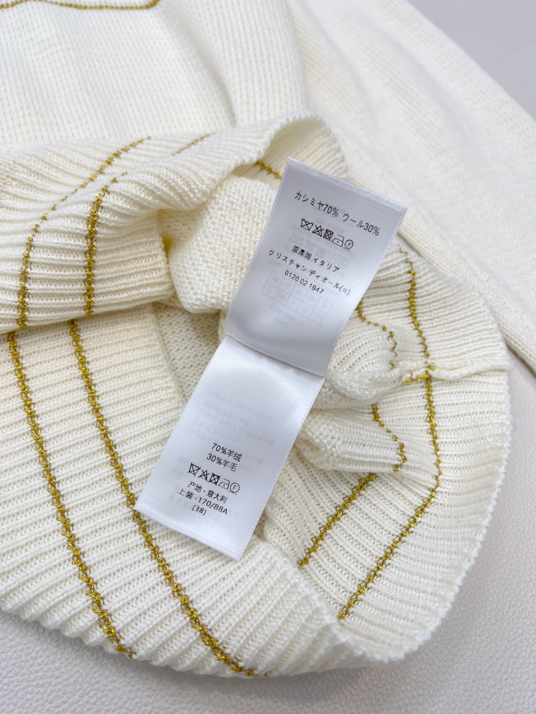 🆕 DIOR 新款爱心字母提花羊毛针织衫毛衣星光织就的温柔，优雅与浪漫的邂逅以细腻的羊毛羊绒面料与精致的