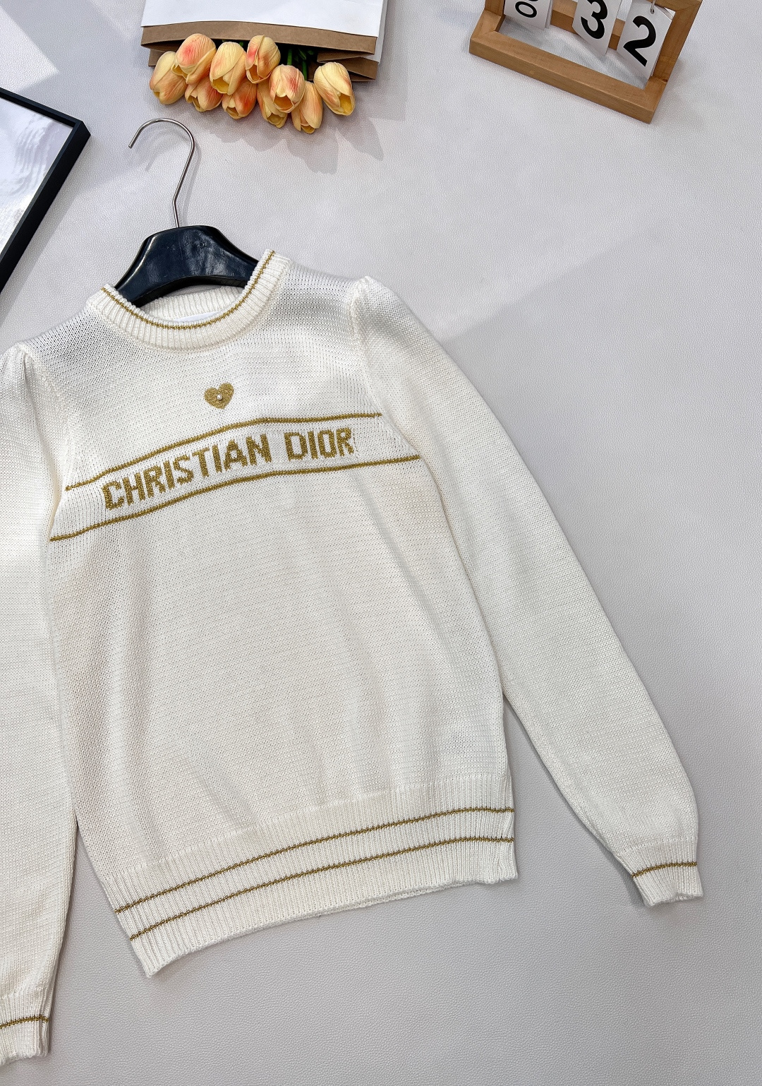 🆕 DIOR 新款爱心字母提花羊毛针织衫毛衣星光织就的温柔，优雅与浪漫的邂逅以细腻的羊毛羊绒面料与精致的