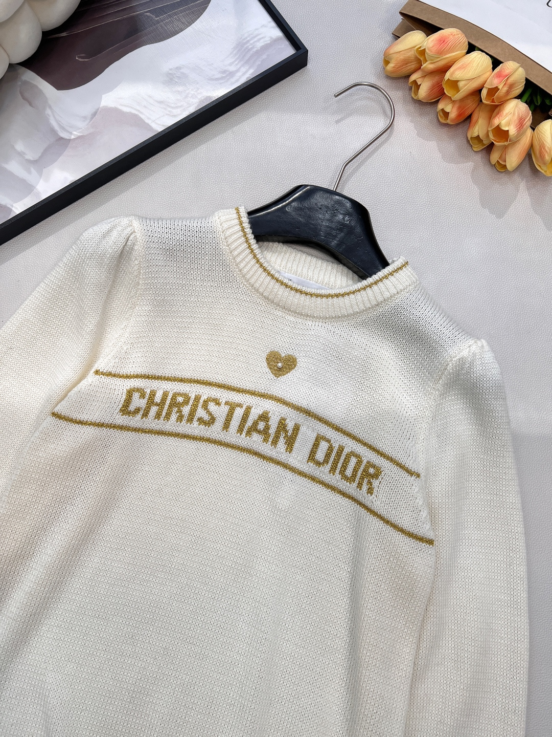 🆕 DIOR 新款爱心字母提花羊毛针织衫毛衣星光织就的温柔，优雅与浪漫的邂逅以细腻的羊毛羊绒面料与精致的