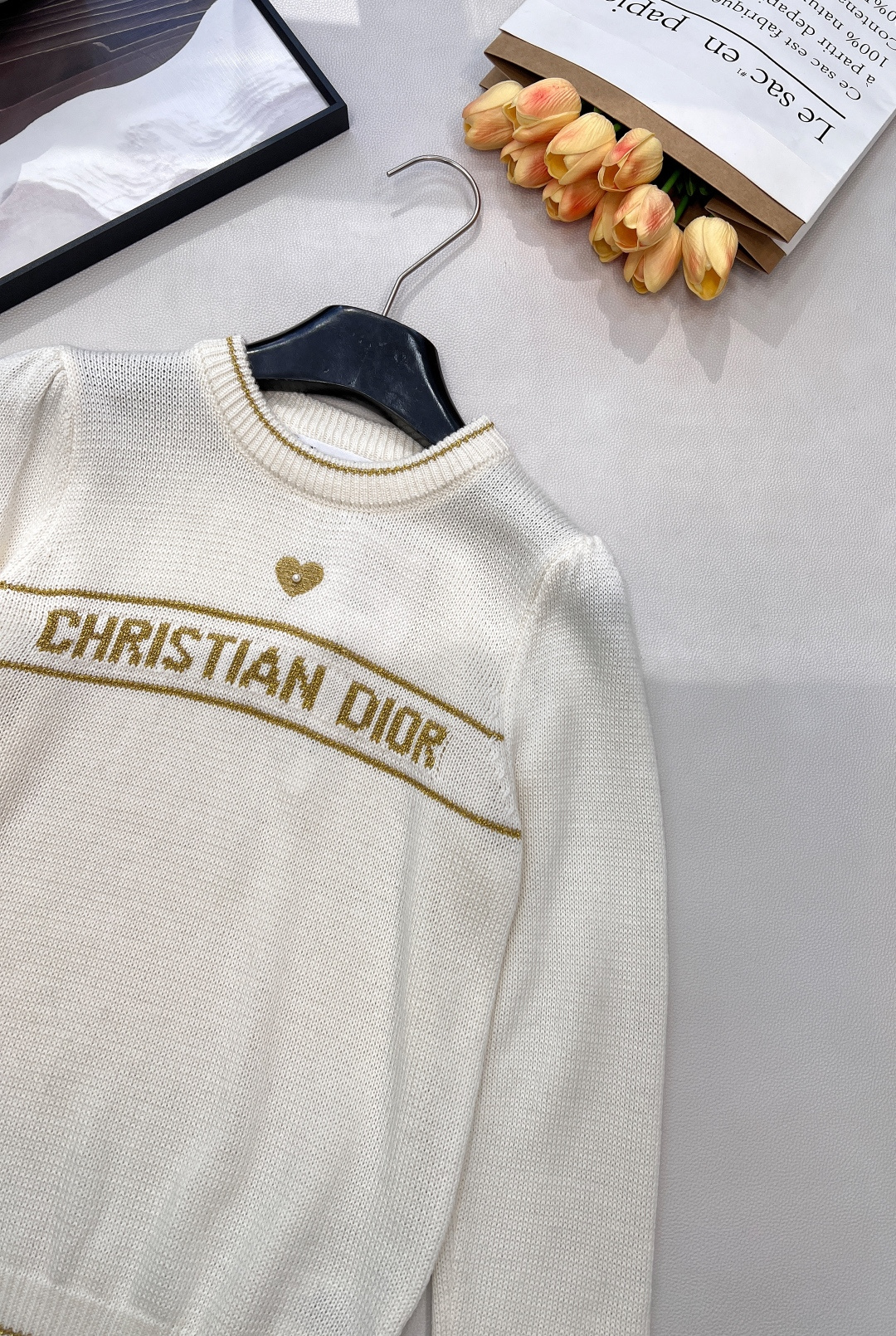 🆕 DIOR 新款爱心字母提花羊毛针织衫毛衣星光织就的温柔，优雅与浪漫的邂逅以细腻的羊毛羊绒面料与精致的