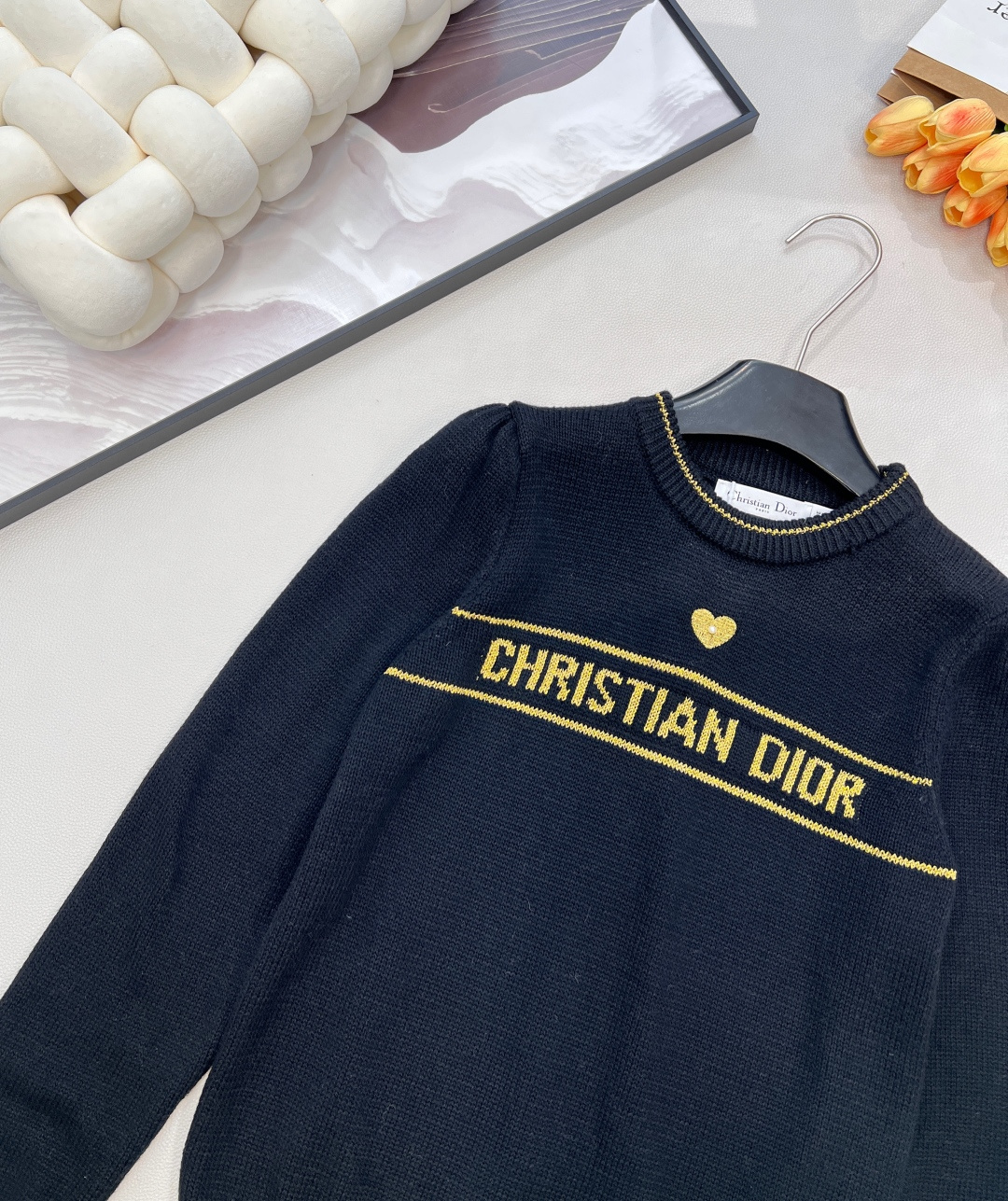 🆕 DIOR 新款爱心字母提花羊毛针织衫毛衣星光织就的温柔，优雅与浪漫的邂逅以细腻的羊毛羊绒面料与精致的