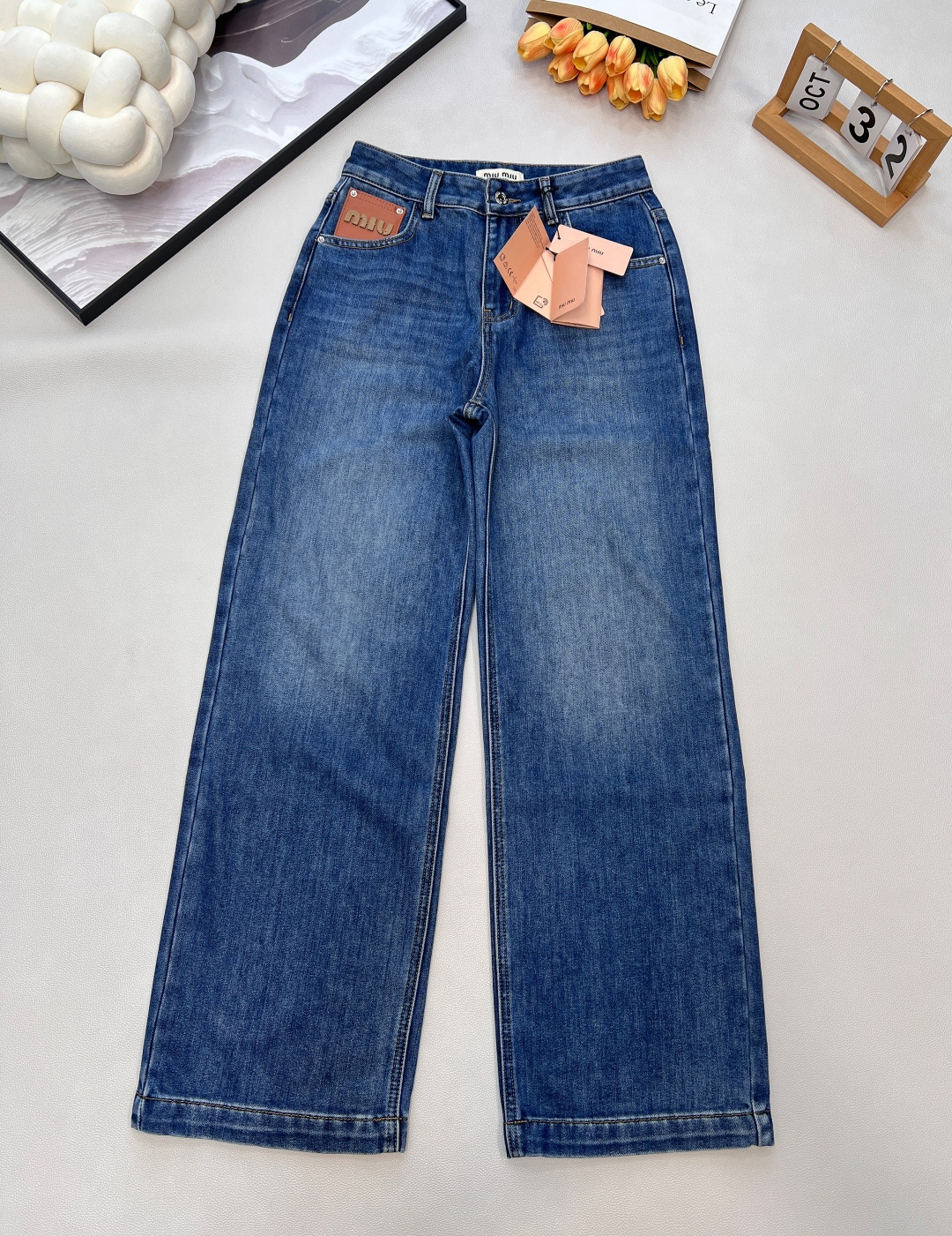 NO:611414,MIUMIU's new pocket leather brand fleece straight-leg jeans, these jeans are made of high-quality fabrics, fermented washing process, leather logo design on the front and back, high-waisted straight version, fleece lining, soft and comfortable material, customized hardware accessories, high quality!  Complete three standards, big shipments, size sml code,,miumiu,jeans,alexander wang19860909MIUMIU新款口袋皮牌抓毛直筒牛仔裤,这款牛仔裤选用优质面料,酵洗洗水工艺,前后皮质logo设计 高腰直筒版型,内里抓毛,材质柔软舒适,定制五金配件,高品质！三标齐全,大货出 尺码sml 编码,,miumiu,jeans,alexander wang,Women's clothing