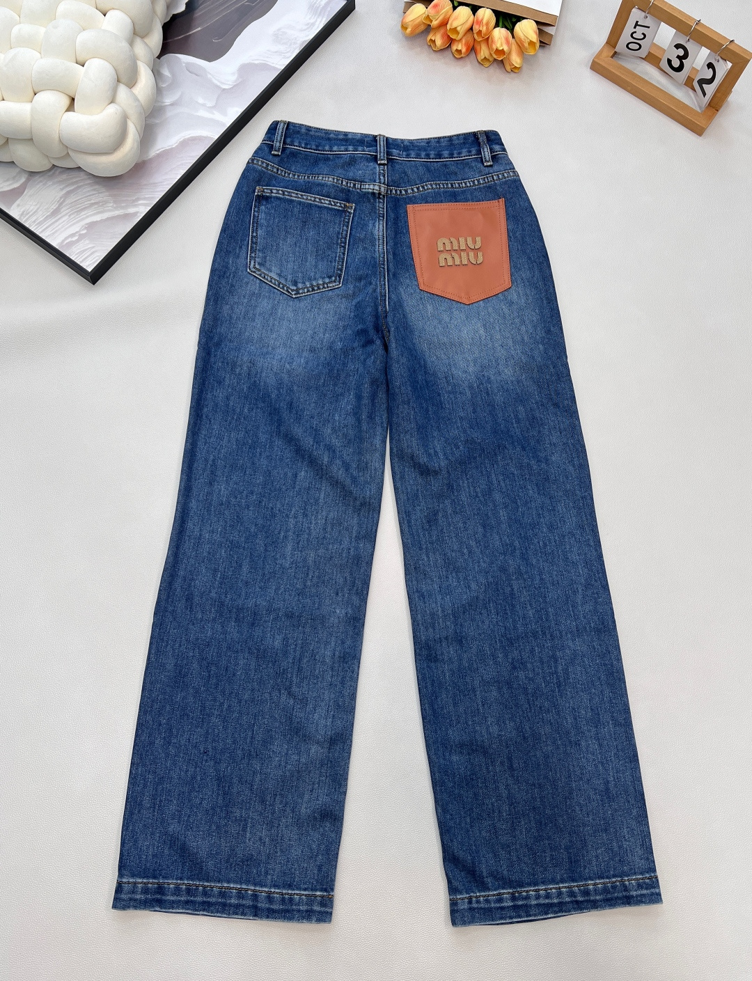 🆕MIUMIU新款口袋皮牌抓毛直筒牛仔裤，这款牛仔裤选用优质面料，酵洗洗水工艺，前后皮质logo设计高腰