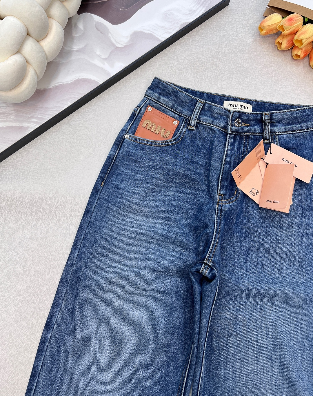 🆕MIUMIU新款口袋皮牌抓毛直筒牛仔裤，这款牛仔裤选用优质面料，酵洗洗水工艺，前后皮质logo设计高腰