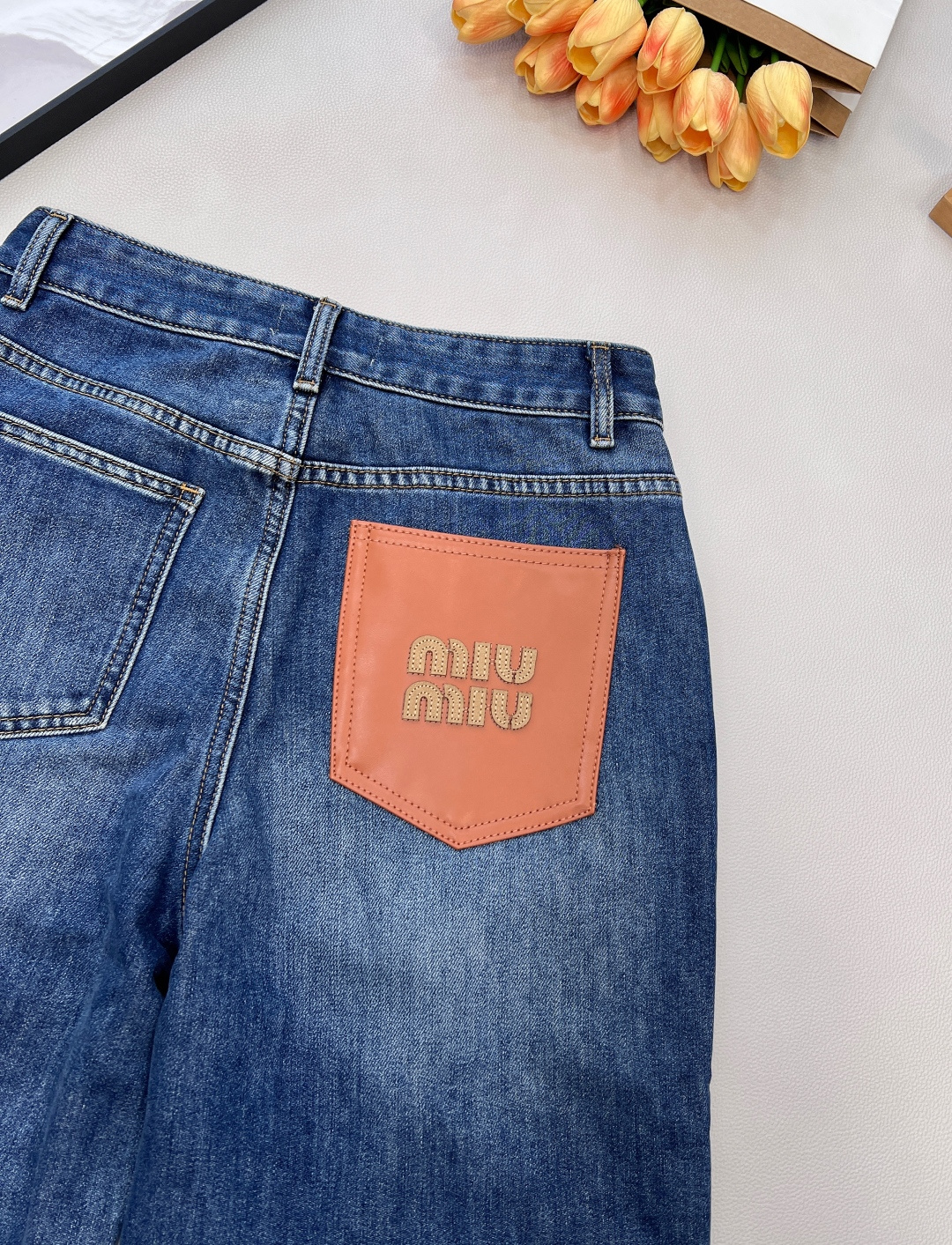 🆕MIUMIU新款口袋皮牌抓毛直筒牛仔裤，这款牛仔裤选用优质面料，酵洗洗水工艺，前后皮质logo设计高腰