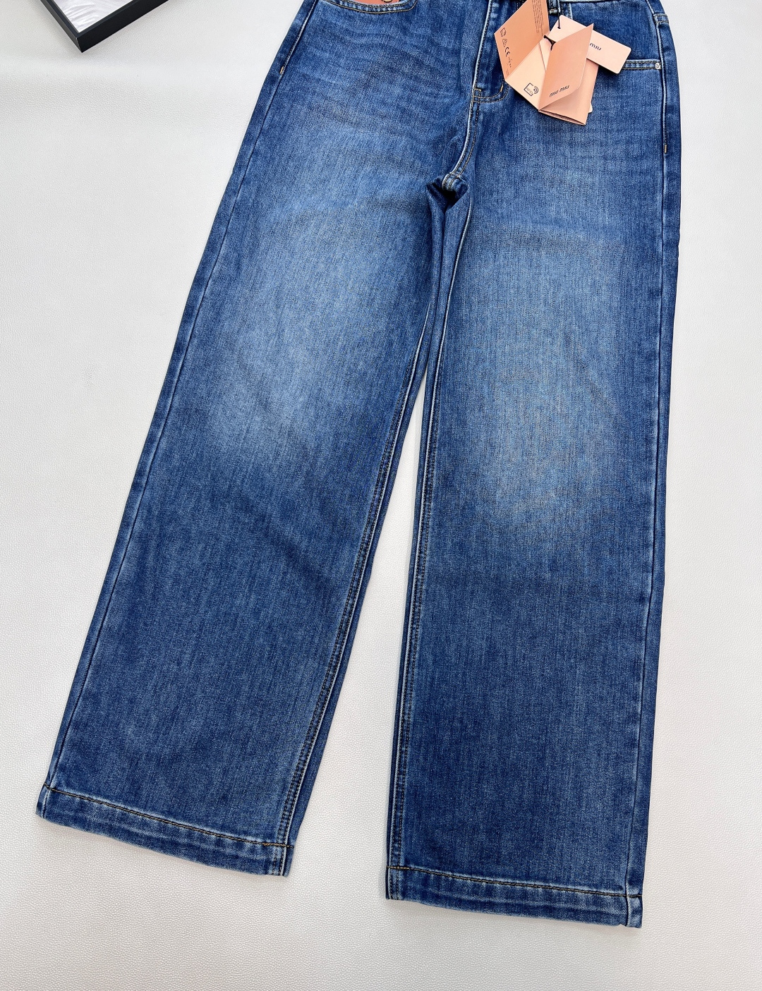 🆕MIUMIU新款口袋皮牌抓毛直筒牛仔裤，这款牛仔裤选用优质面料，酵洗洗水工艺，前后皮质logo设计高腰