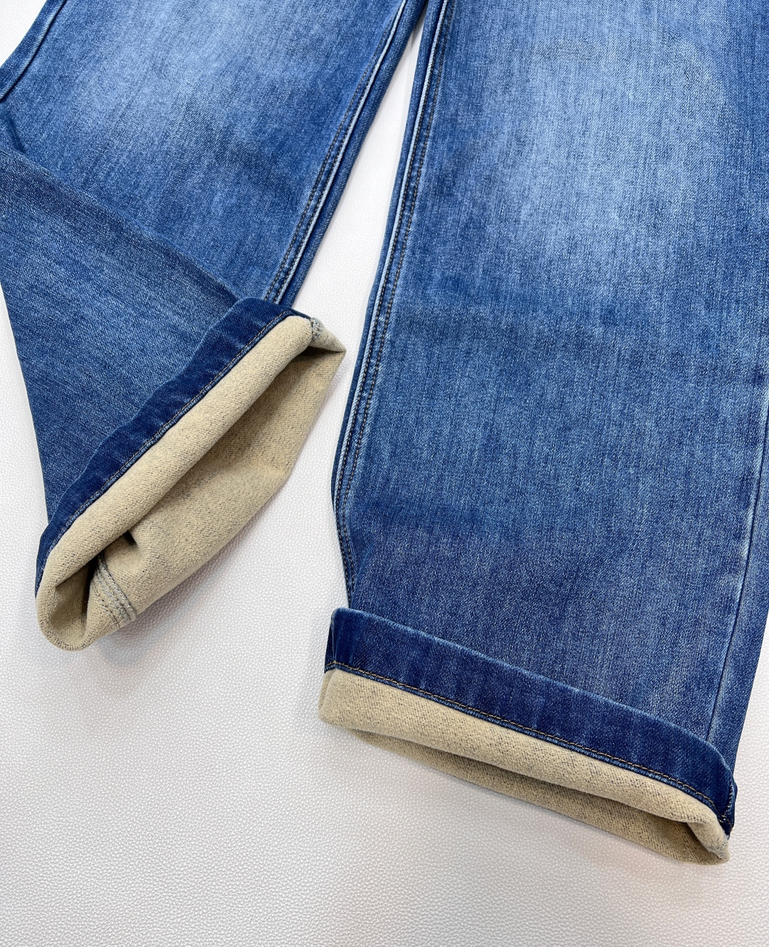 🆕MIUMIU新款口袋皮牌抓毛直筒牛仔裤，这款牛仔裤选用优质面料，酵洗洗水工艺，前后皮质logo设计高腰