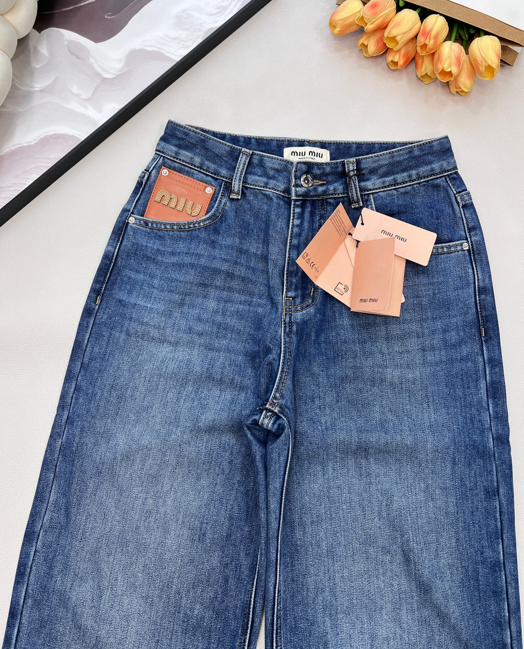 🆕MIUMIU新款口袋皮牌抓毛直筒牛仔裤，这款牛仔裤选用优质面料，酵洗洗水工艺，前后皮质logo设计高腰