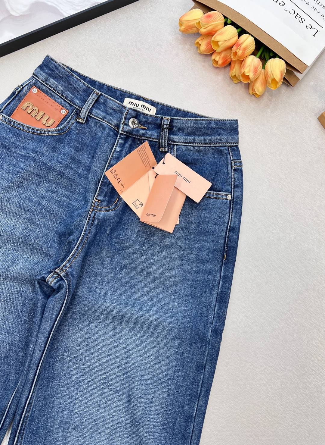 🆕MIUMIU新款口袋皮牌抓毛直筒牛仔裤，这款牛仔裤选用优质面料，酵洗洗水工艺，前后皮质logo设计高腰