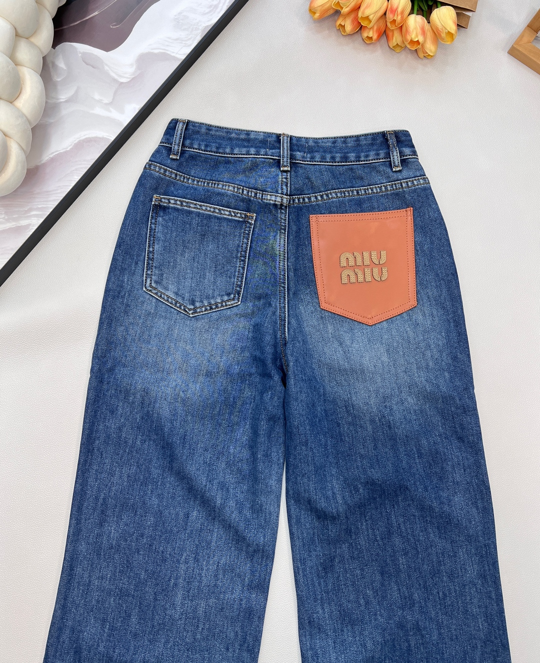 🆕MIUMIU新款口袋皮牌抓毛直筒牛仔裤，这款牛仔裤选用优质面料，酵洗洗水工艺，前后皮质logo设计高腰