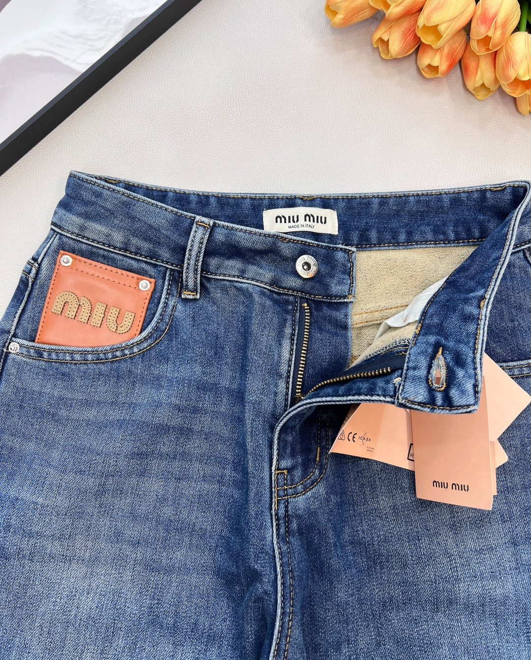 🆕MIUMIU新款口袋皮牌抓毛直筒牛仔裤，这款牛仔裤选用优质面料，酵洗洗水工艺，前后皮质logo设计高腰