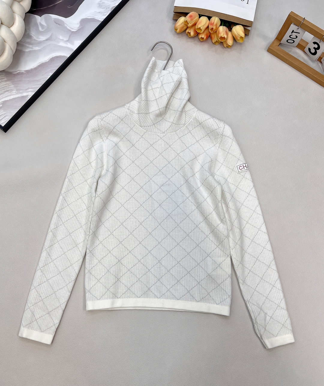 NO:611447,Chanel2025 new high-neck knitted pullover sweater, 25coco ski series #customized YB wool yarn weaving, fine texture, comfortable to wear, high-necked pullover version, narrowed by elastic pit thread wrapping, the body is interwoven with two colors, silver yarn outlines the rhombus pattern distribution, the sleeve side is decorated with rhinestone letter logo decoration, the overall shape is advanced and casual, colliding with fashion tones, warm and comfortable inside, fashionable outside. Customized surface accessories  ,Three standards are complete, two colors are outstanding, size sml code,,chanel,sweaters,alexander wang19860909Chanel2025新款高领针织套头毛衣,25coco滑雪系列#定制YB羊毛纱线织造,质感细腻,穿搭舒适,高领套头毛衣版型,以弹力坑条螺纹包边收窄,大身以两色交织,银色纱线勾勒出菱格纹分布,袖侧加饰烫钻水钻字母徽标装饰,整体造型高级休闲,碰撞出时尚调性,内搭保暖舒适,外搭气质时髦.定制面辅料 ,三标齐全,两色出 尺码sml 编码,,chanel,sweaters,alexander wang,Women's clothing