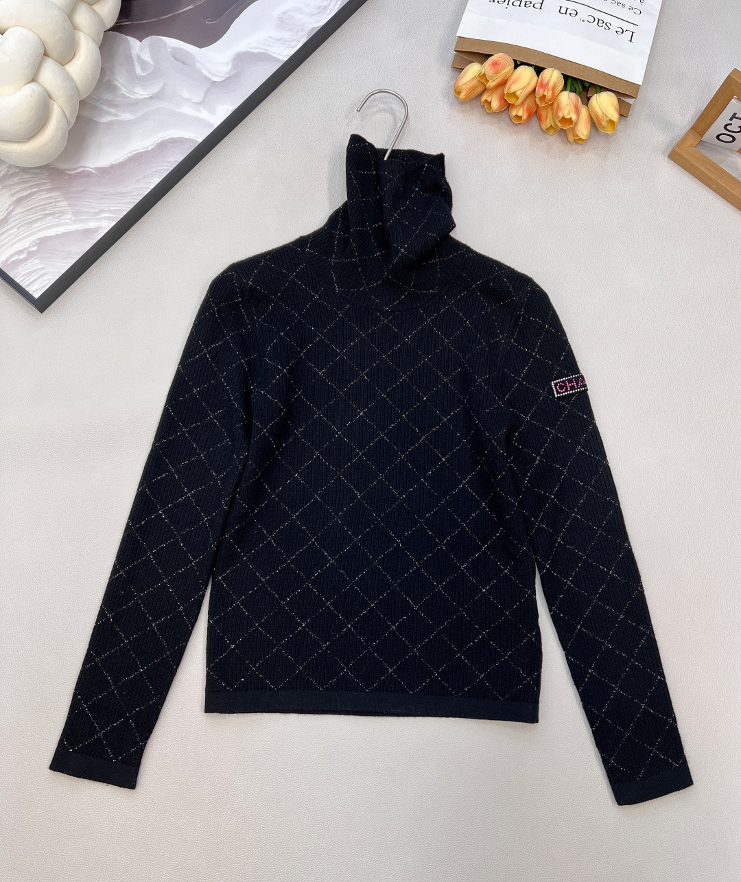 NO:611436,Chanel2025 new high-neck knitted pullover sweater, 25coco ski series #customized YB wool yarn weaving, fine texture, comfortable to wear, high-necked pullover version, narrowed by elastic pit thread wrapping, the body is interwoven with two colors, silver yarn outlines the rhombus pattern distribution, the sleeve side is decorated with rhinestone letter logo decoration, the overall shape is advanced and casual, colliding with fashion tones, warm and comfortable inside, fashionable outside. Customized surface accessories  ,Three standards are complete, two colors are outstanding, size sml code,,chanel,sweaters,alexander wang19860909Chanel2025新款高领针织套头毛衣,25coco滑雪系列#定制YB羊毛纱线织造,质感细腻,穿搭舒适,高领套头毛衣版型,以弹力坑条螺纹包边收窄,大身以两色交织,银色纱线勾勒出菱格纹分布,袖侧加饰烫钻水钻字母徽标装饰,整体造型高级休闲,碰撞出时尚调性,内搭保暖舒适,外搭气质时髦.定制面辅料 ,三标齐全,两色出 尺码sml 编码,,chanel,sweaters,alexander wang,Women's clothing